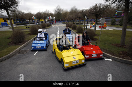 Des versions au format Pint des célèbres présentateurs Top Gear de la télévision, Little Clarkson (retour) - Luc Hutter, 11 ans, Little Hammond (au centre) - Oliver Spare, 10 ans, Little May (à droite) - Mackenzie Batey-Gray, 11 ans, et Little the Stig (à gauche), effectuent un essai spécial au LEGOLAND&uml; Windsor Resort à Berkshire, cette semaine, alors que le Resort rouvre sa célèbre LEGO&uml; City Driving School pour la saison 2015. Banque D'Images