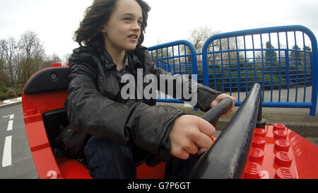 La version de la taille d'une pinte de TV célèbre Top Gear présentateur Little May - Mackenzie Batey-Gray, 11 ans, conduit un essai spécial au LEGOLAND Windsor Resort à Berkshire, cette semaine alors que le Resort rouvre sa célèbre LEGO City Driving School pour la saison 2015. Banque D'Images