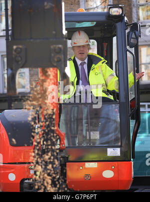 Le maire de Londres Boris Johnson lors d'une visite au Cirque St George à Southwark, Londres, alors que la construction du nouveau North-South cycle SuperHighway commence. Banque D'Images