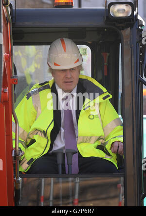 Le maire de Londres Boris Johnson lors d'une visite au Cirque St George à Southwark, Londres, alors que la construction du nouveau North-South cycle SuperHighway commence. Banque D'Images