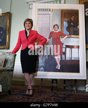 La première ministre Nicola Sturgeon se trouve à côté de son portrait grandeur nature de l'artiste contemporain Gerard M Burns, à Bute House, Édimbourg, son portrait fait partie de l'exposition plus large et Ograve, Un pinceau avec inspiration et Oaigue, pour la semaine écossaise 2015 à New York le 7 avril. Banque D'Images