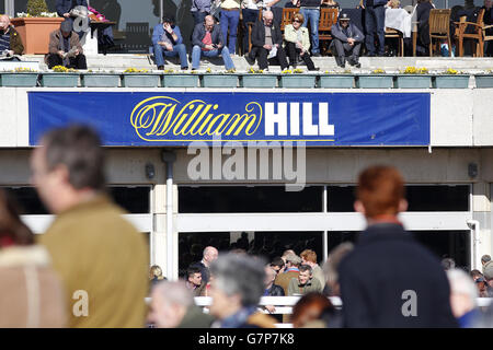 Les courses de chevaux - William Hill Imperial Cup Day - Hippodrome Sandown Banque D'Images