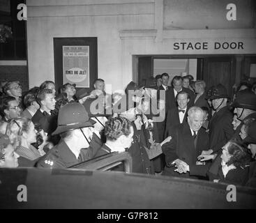 Charlie Chaplin passe par la foule qui se tenait devant la porte du théâtre Old Vic Theatre de Waterloo Road, Londres, où il a vu sa principale dame Claire Bloom de la « nuit » dans « Roméo et Juliette » de Shakespeare. Banque D'Images