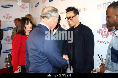 Le Prince de Galles rencontre GOK WAN (2e à droite) lors du Prince's Trust et du Samsung Celebrate Success Awards, à l'Odeon, Leicester Square, dans le centre de Londres. Banque D'Images