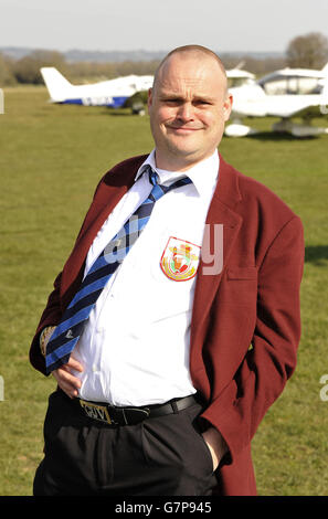 Le propriétaire de pub Al Murray, le candidat du FUKP pour South Thanet, pose pour la presse à l'aérodrome de Headcorn, Ashford, Kent, avant son discours du déjeuner dans la ville de South Thanet, Sandwich. Son saut en parachute a été annulé en raison de problèmes de poids. Banque D'Images