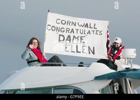 Des spectateurs à bord d'un yacht attendent le retour d'Ellen MacArthur. Elle a battu le précédent record détenu par le Français Francis Joyon de 28 heures. Elle a réalisé l'incroyable exploit sans escale dans son B&Q. en triamaran de 75 pieds Banque D'Images