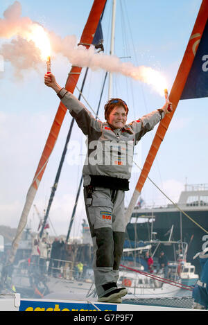 Ellen MacArthur célèbre à bord du yacht B&Q.Le marin a écrasé le record de la personne la plus rapide à naviguer à lui seul dans le monde sans escale quand elle a dépassé le point d'arrivée au large d'Ushant, France à 22h25 la nuit dernière, après avoir terminé le voyage en 71 jours, 14 heures, 18 minutes et 33 secondes. Banque D'Images