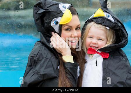 USAGE ÉDITORIAL SEULE Michelle Heaton a assisté au lancement de l'année des pingouins au Chessington World of Adventures Resort avec sa fille Faith, âgée de trois ans, pour célébrer la fête des mères. Banque D'Images