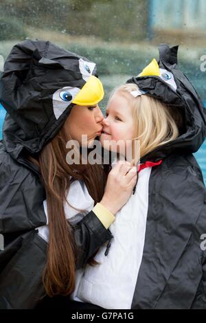 Michelle Heaton a assisté au lancement de l'année des pingouins au Chessington World of Adventures Resort avec sa fille Faith, âgée de trois ans, pour célébrer la fête des mères. Banque D'Images
