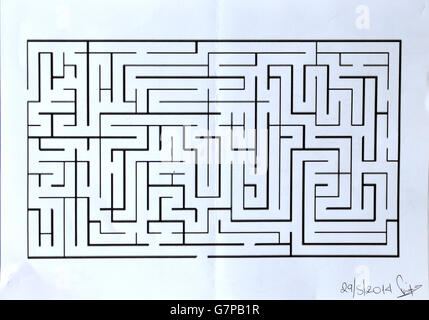 Esquisse monochrome avec motif labyrinthe, conçue avec des stylos et des marqueurs, illustration d'arrière-plan isolée et traitée numériquement. Conception, idée publicitaire Banque D'Images