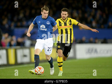 Seamus Coleman d'Everton (à gauche) et Leonardo Bertone de BSC Young Boys se battent pour le ballon lors du match de l'Europa League à Goodison Park, Liverpool. APPUYEZ SUR ASSOCIATION photo. Date de la photo : jeudi 26 février 2015. Voir PA Story SOCCER Everton. Le crédit photo devrait se lire: Martin Rickett/PA Wire Banque D'Images