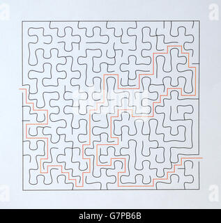 Esquisse monochrome avec motif labyrinthe, conçue avec des stylos et des marqueurs, illustration d'arrière-plan isolée et traitée numériquement. Conception, idée publicitaire Banque D'Images