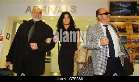 La star de cinéma look-a-Likes (L-R) Hugh Lewis (Sean Connery), Lesley Wright (Catherine Zeta Jones) et Meyrick Sheen (Jack Nicholson) arrivent à l'ouverture officielle du nouveau hall des arrivées à l'aéroport international de Cardiff. Banque D'Images