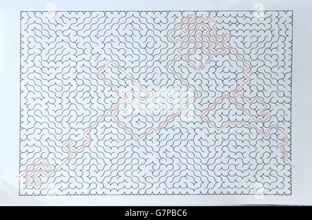 Esquisse monochrome avec motif labyrinthe, conçue avec des stylos et des marqueurs, illustration d'arrière-plan isolée et traitée numériquement. Conception, idée publicitaire Banque D'Images