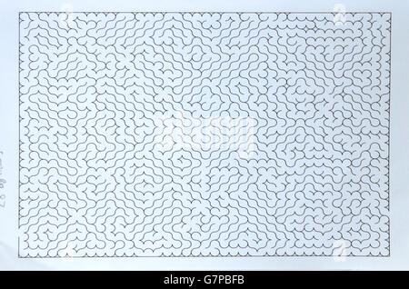 Esquisse monochrome avec motif labyrinthe, conçue avec des stylos et des marqueurs, illustration d'arrière-plan isolée et traitée numériquement. Conception, idée publicitaire Banque D'Images