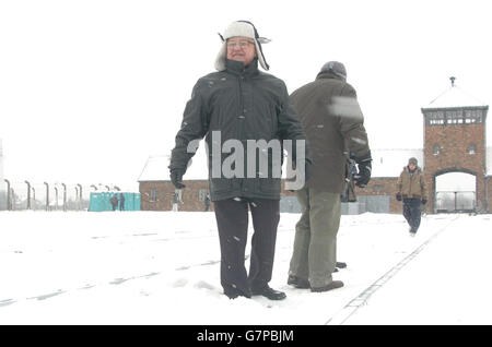 Holocaust Memorial - les survivants de l'Holocauste re-visiter Auschwitz Banque D'Images