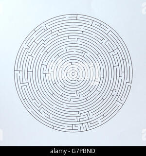 Esquisse monochrome avec motif labyrinthe, conçue avec des stylos et des marqueurs, illustration d'arrière-plan isolée et traitée numériquement. Conception, idée publicitaire Banque D'Images