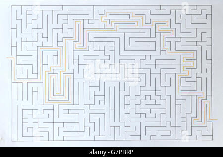 Esquisse monochrome avec motif labyrinthe, conçue avec des stylos et des marqueurs, illustration d'arrière-plan isolée et traitée numériquement. Conception, idée publicitaire Banque D'Images
