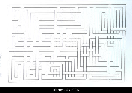 Esquisse monochrome avec motif labyrinthe, conçue avec des stylos et des marqueurs, illustration d'arrière-plan isolée et traitée numériquement. Conception, idée publicitaire Banque D'Images