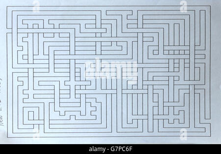 Esquisse monochrome avec motif labyrinthe, conçue avec des stylos et des marqueurs, illustration d'arrière-plan isolée et traitée numériquement. Conception, idée publicitaire Banque D'Images