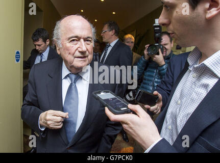 Le président de la FIFA, Sepp Blatter, quitte l'assemblée générale annuelle du Conseil de l'Association internationale de football à l'hôtel Culloden de Belfast. Banque D'Images