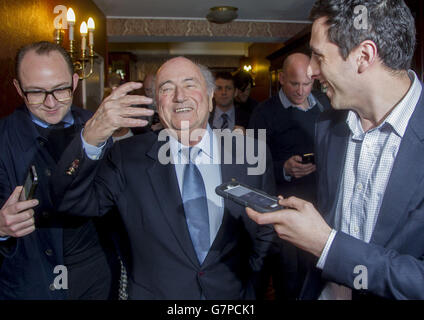 Football - Conférence de presse FIFA - Hôtel Culloden.Le président de la FIFA, Sepp Blatter, quitte l'assemblée générale annuelle du Conseil de l'Association internationale de football à l'hôtel Culloden de Belfast. Banque D'Images