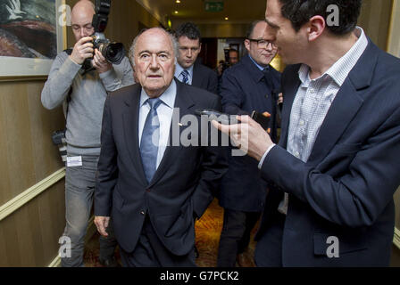 Le président de la FIFA, Sepp Blatter, quitte l'assemblée générale annuelle du Conseil de l'Association internationale de football à l'hôtel Culloden de Belfast. Banque D'Images