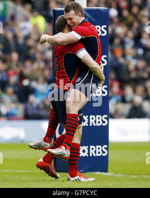 Mark Bennett (à gauche), en Écosse, célèbre son essai avec Stuart Hogg, coéquipier, lors du match des six Nations du RBS au stade Murrayfield, à Édimbourg. APPUYEZ SUR ASSOCIATION photo. Date de la photo: Samedi 28 février 2015. Voir l'histoire de PA RUGBYU Scotland. Le crédit photo devrait se lire comme suit : Danny Lawson/PA Wire Banque D'Images