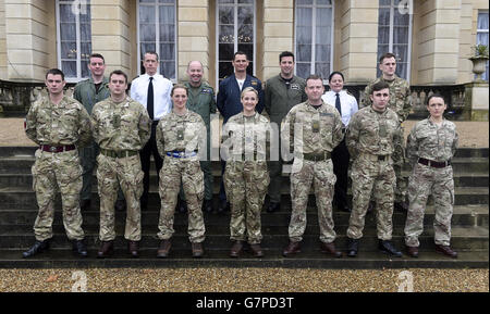 (Rangée arrière, de gauche à droite) Sergent Daniel Martin Allanson, Petty Officer Russell James Adams, Lieutenant Ian McIver Campbell, Lieutenant Commander Christopher Torben Gotke, Lieutenant Timothy Neil Eddy, Lieutenant Wendy Frame et Caporal Benjamin Charles Spittle (rangée avant, de gauche à droite) lance Joshua Mark Leakey, Caporal Le capitaine William Andrew Hall, le major Laura Alice Hilary Nicholson, la chef de Squdron Charlotte Joanne Thompson-Edgar, le sergent Christopher Stephen Browne, le soldat John Steven Pyatt-Payne et le sergent d'état-major Kate Elzabeth Lord lors d'un événement à Lancaster House, Banque D'Images