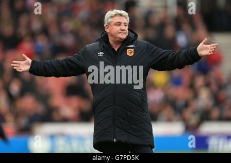 Steve Bruce, directeur de Hull City, lors du match de la Barclays Premier League au Britannia Stadium, Stoke-on-Trent. Banque D'Images
