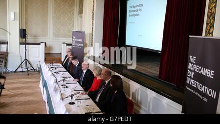 Le Dr Bill Kirkup (4e à droite), président de l'enquête de la baie de Morecambe, présente ses conclusions au sujet des enquêtes lors d'une conférence de presse à l'hôtel Cumbria Grand, Grange Over Sands, Cumbria. Banque D'Images