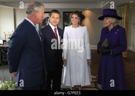 Le président Enrique Pena Nieto (deuxième à gauche) et la première dame Angelica Rivera (deuxième à droite) du Mexique reçoivent le prince de Galles (à gauche) et la duchesse de Cornwall (à droite) dans leur suite à l'hôtel Intercontinental Park Lane, Londres, lors de la première d'une visite d'État de trois jours. Banque D'Images