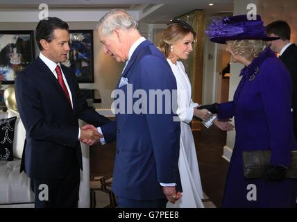 Le président Enrique Pena Nieto (à gauche) et la première dame Angelica Rivera (deuxième à droite) du Mexique reçoivent le prince de Galles (deuxième à gauche) et la duchesse de Cornwall (à droite) dans leur suite à l'hôtel Intercontinental Park Lane, Londres, lors de la première d'une visite d'État de trois jours. Banque D'Images