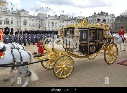 Le président du Mexique Enrique Pena Nieto et la reine Elizabeth II partent en voiture d'État après un accueil cérémonial au Horse Guards Parade, le premier d'une visite de trois jours en Grande-Bretagne. Banque D'Images