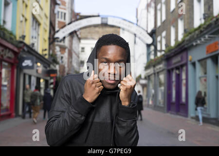 Tinchy Stryder de Carnaby, dans le centre de Londres, annoncera que le magasin Deal Real Legacy sera de retour dans la région après 12 ans sous la forme d'un magasin éclair au 14 Newburgh Street le jour du World Record Store, qui se tiendra le samedi 18 avril 2015. Banque D'Images