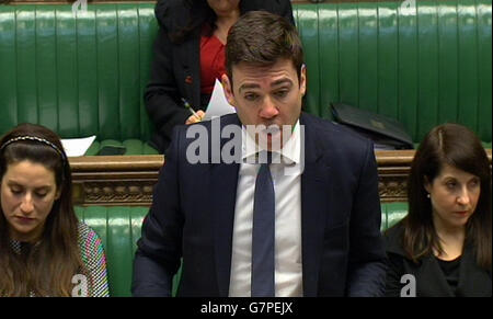 Le secrétaire à la Santé fantôme, Andy Burnham, répond à la déclaration du secrétaire à la Santé, Jeremy Hunt, à la Chambre des communes au sujet de l'enquête sur la baie Morecambe. Banque D'Images