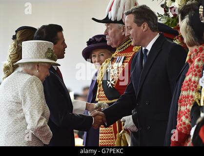 Le président mexicain Enrique Pena Nieto (deuxième à gauche) est accueilli par le Premier ministre David Cameron (à droite) lors d'une cérémonie d'accueil à Horse Guards, le premier d'une visite d'État de trois jours en Grande-Bretagne. Banque D'Images