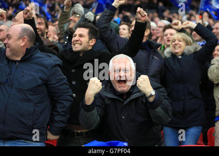 Football - Capital One Cup - finale - Chelsea / Tottenham Hotspur - Wembley Stadium. Un fan de Chelsea montre son soutien à son équipe. Banque D'Images