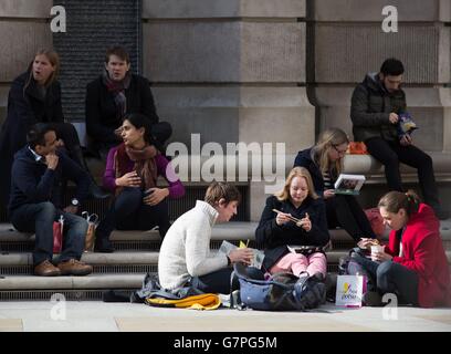 Les Londoniens déjeunent par une journée ensoleillée à Paternoster Square, Londres. Banque D'Images