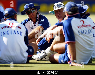 Le capitaine d'Angleterre Michael Vaughan (à gauche) et l'entraîneur Duncan Fletcher lors d'un entretien d'équipe. Banque D'Images