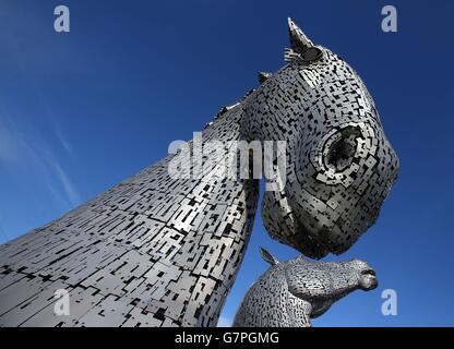 Ciel bleu sur les sculptures à tête de cheval de 30 mètres de haut de Kelpies au Forth et au canal de Clyde, Falkirk, alors que le temps chaud est prévu pour céder la place à des vents élevés jusqu'à 80 km/h, la pluie et les températures moyennes. Banque D'Images