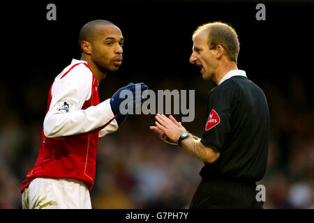 Thierry Henry (l) d'Arsenal se défend avec l'arbitre Mike Riley (r) après son but a été refusé Banque D'Images