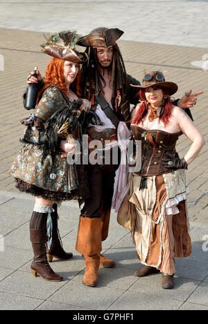 (De gauche à droite) Steam Pirate, Captain Jack Sparrow et Steam Punk au centre Excel, pour promouvoir la convention Super Comic qui aura lieu le week-end prochain, sur le site des Docklands, à l'est de Londres. Banque D'Images