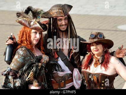 (De gauche à droite) Steam Pirate, Captain Jack Sparrow et Steam Punk au centre Excel, pour promouvoir la convention Super Comic qui aura lieu le week-end prochain, sur le site des Docklands, à l'est de Londres. Banque D'Images