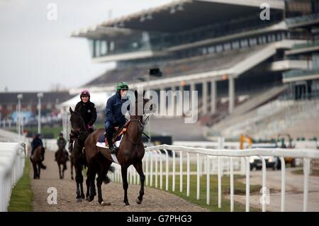 Courses hippiques - 2015 Cheltenham Festival - Aperçu deuxième jour - Cheltenham Racecourse.Color Tank vous permet d'atteindre les gallops de l'hippodrome de Cheltenham. Banque D'Images