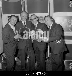 À la Royal Academy of Arts, Burlington House, Piccadilly, après avoir reçu leurs prix dans le Midland Bank Press Pictures Awards, sont des photographes de la Press Association (l-r) Reg Bagnall, félicité dans la section royale, Ron Bell, le photographe de presse britannique de l'année, Derek Brind, Premier dans la section Sport et gagnant du trophée Beer-Royale pour le meilleur photographe de l'agence, et George Stephenson, félicité dans la section nouvelles. Banque D'Images