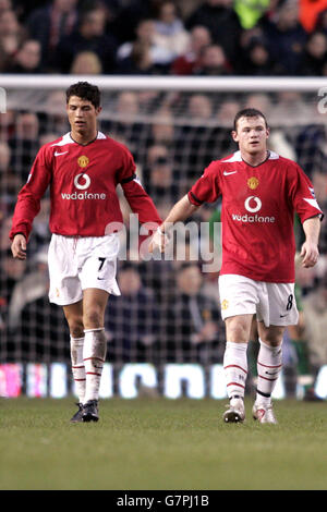 Football - FA Barclays Premiership - Manchester United / Birmingham City - Old Trafford.Wayne Rooney (R) de Manchester United s'éloigne en tenant les mains de Cristiano Ronaldo après avoir marqué Banque D'Images