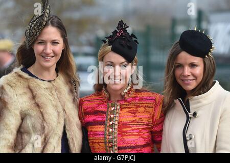 Chanelle McCoy (au centre), épouse d'AP McCoy, arrive avec des amis à l'occasion de la Journée des dames pendant le festival de Cheltenham à l'hippodrome de Cheltenham. Banque D'Images