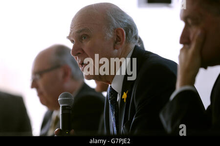 Vince Cable, secrétaire d'État aux Affaires, s'exprime à l'occasion de l'ouverture officielle du nouveau siège social de VW Financial Services (UK) à Milton Keynes. Banque D'Images