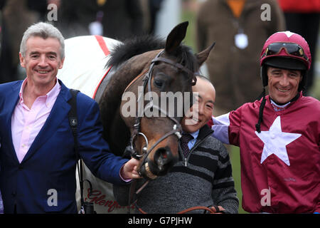 Le propriétaire gagnant Michael O'Leary (à gauche) et le jockey Davy Russell célèbrent dans l'enceinte des gagnants après que Rivage d'Or a remporté le Glenfarclas handicap Chase on Ladies Day pendant le Cheltenham Festival à l'hippodrome de Cheltenham. Banque D'Images